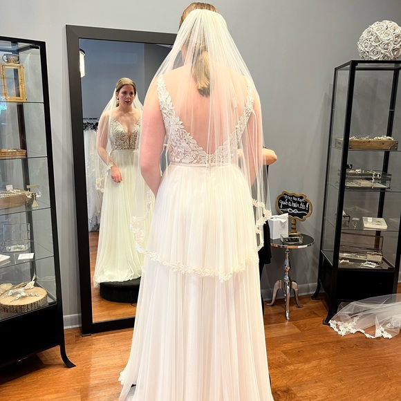 Erica Koesler Veil - Never Worn - Picture 2 of 4